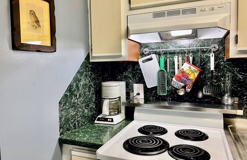 Woodbourne Apartment | Cozy Penn King Studio + Street Parking + Full Kitchen