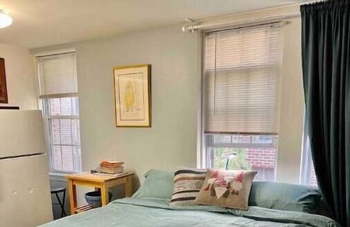 Woodbourne Apartment | Cozy Penn King Studio + Street Parking + Full Kitchen