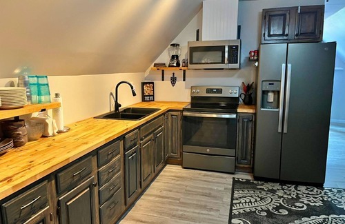 Pentwater Apartment | Cozy Pentwater Retreat with Hot Tub
