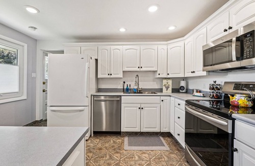 Alta Vista Area House | Cozy Pet & Family-friendly fully fenced beautiful backyard