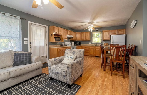 Goreville Cottage | Cozy, Pet friendly, Professional Host, Convenient Location