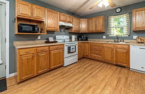 Goreville Cottage | Cozy, Pet friendly, Professional Host, Convenient Location