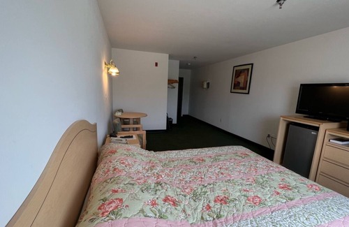 Red Bud Bed & Breakfast | Cozy Petite Queen Suite with Free Breakfast!