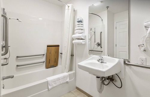 Red Bud Bed & Breakfast | Cozy Petite Queen Suite with Free Breakfast!