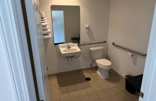 Red Bud Bed & Breakfast | Cozy Petite Queen Suite with Free Breakfast!