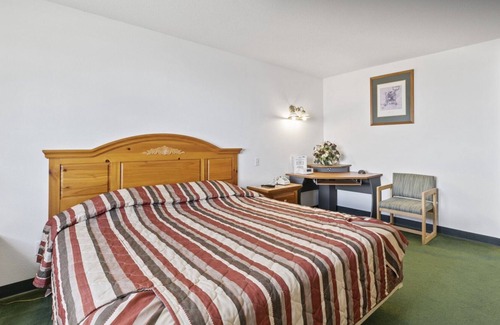 Red Bud Bed & Breakfast | Cozy Petite Single King Suite with Free Breakfast!