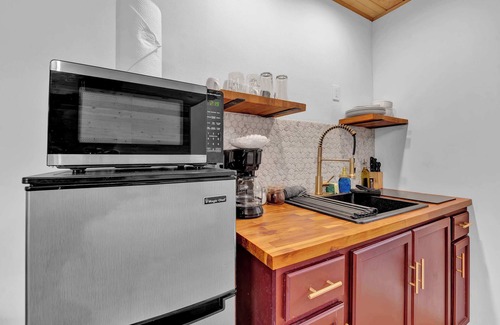Canadensis Hotel | Cozy Poconos Retreat | Firepits | Pet Friendly