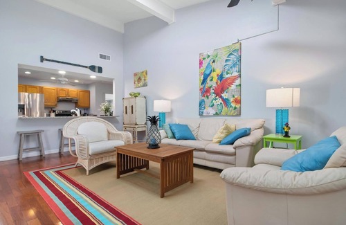 Vamo House | Cozy Pool Home Short Drive to Siesta Key Beaches