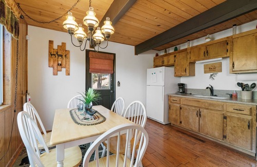 Upper Moonridge Cabin | Cozy Private Cabin in the Upper Moonridge Area w/WiFi/TV/Fireplace