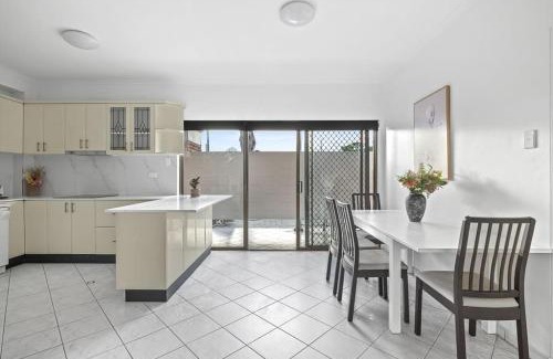 Bankstown House | Cozy Private Single Room in Bankstown - Near Transport & Shops - Shared Bathroom