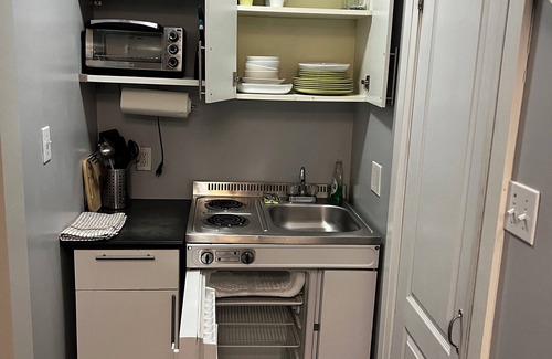 Upper Beaches Apartment | Cozy Private Studio Apartment with Private Outdoor Deck