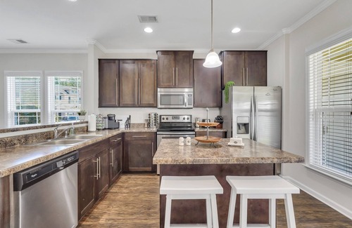 Pooler House | Cozy Professional Townhouse