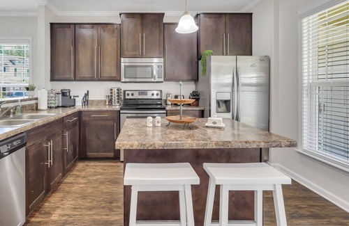 Pooler House | Cozy Professional Townhouse