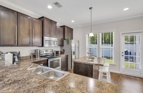 Pooler House | Cozy Professional Townhouse