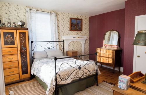 Godmanchester Other | Cozy Quebec Farmhouse Retreat — Firepit, Meadow Views & Starry Nights
