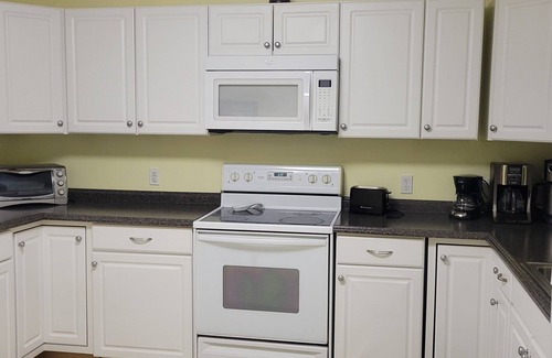 Appomattox House | Cozy & quiet 1 Bedroom apartment with pool table and big screen TV.