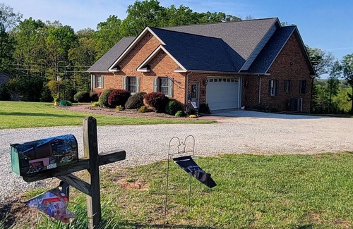 Appomattox House | Cozy & quiet 1 Bedroom apartment with pool table and big screen TV.