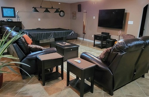 Appomattox House | Cozy & quiet 1 Bedroom apartment with pool table and big screen TV.