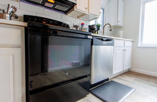 Pittsburgh Apartment | Cozy & Quiet 2-Bedroom Retreat in Pittsburgh with WiFi and Parking