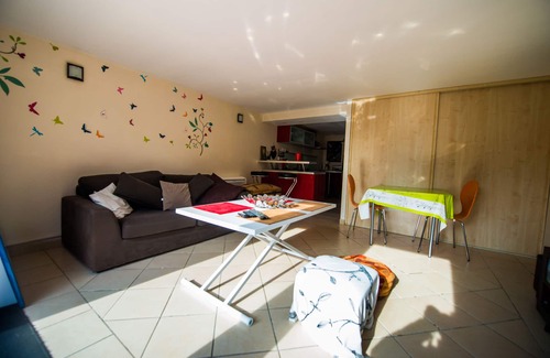 Pertuis Apartment | Cozy, quiet apartment in property at the foot of the luberon (70 m2) + pool