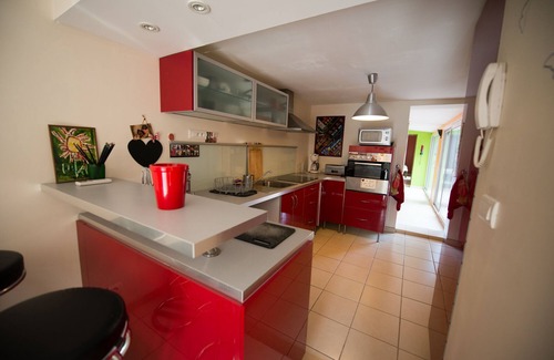 Pertuis Apartment | Cozy, quiet apartment in property at the foot of the luberon (70 m2) + pool