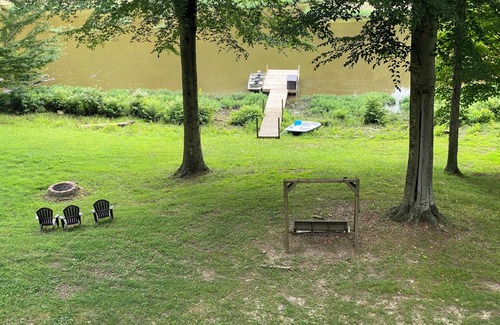 Penrod House | Cozy, Quiet Home on Lake Malone with private dock