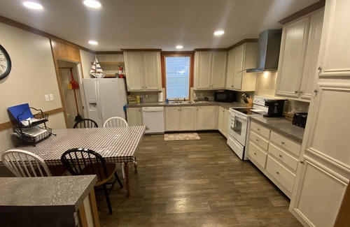 Nancy House | Cozy Ranch Home 1 Mile from CUMBERLAND POINT Boat Ramp. Owner Managed Property.