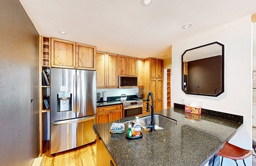 Eagle-Vail Apartment | Cozy, recently remodeled condo with patio, mountain views & W/D - near slopes