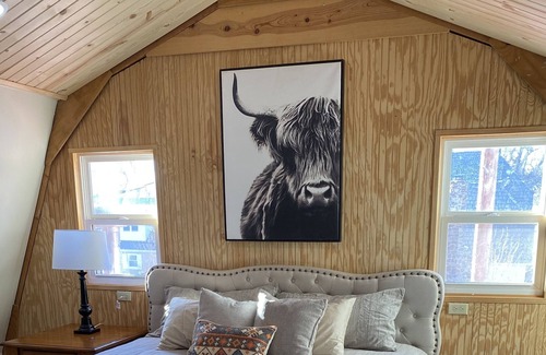 Syracuse House | Cozy Red Barn.....
