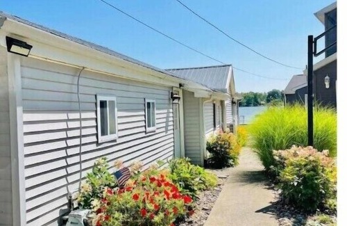 Lake Odessa House | Cozy Red Door Cottage on Jordan Lake - Pontoon Boat Rental available