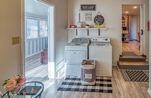 Diamond City House | Cozy Remodeled Home, minutes from the Lake
