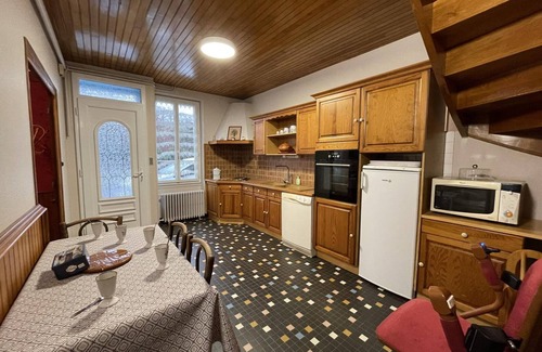 Ferrieres-sur-Sichon Cottage | Cozy Retreat in Southern France: Mountain Views, Hiking, Skiing, Terrace, Pets Welcome, Free WiFi
