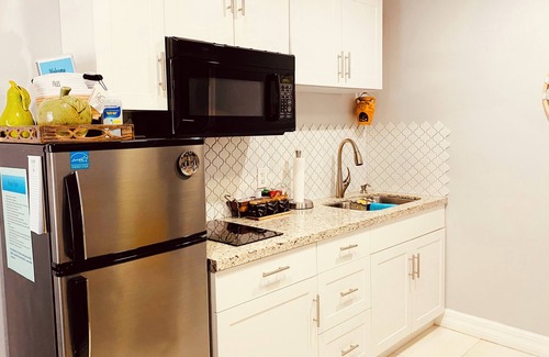 Pelican Apartment | Cozy Retreat + HotTub Oasis; stunning apartment for an Unforgettable Experience