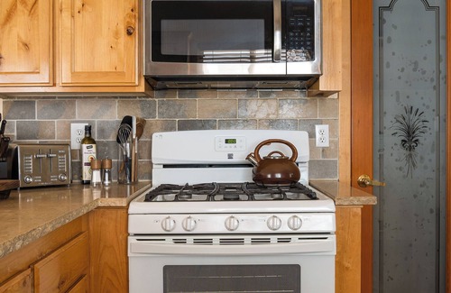 Sugarloaf Cabin | Cozy retreat in Big Bear w/fireplace. Walk to national forest, hike/bike & sled!