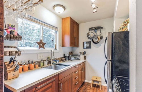 Riverside Condo | Cozy Retreat in Central East Austin