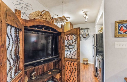Riverside Condo | Cozy Retreat in Central East Austin