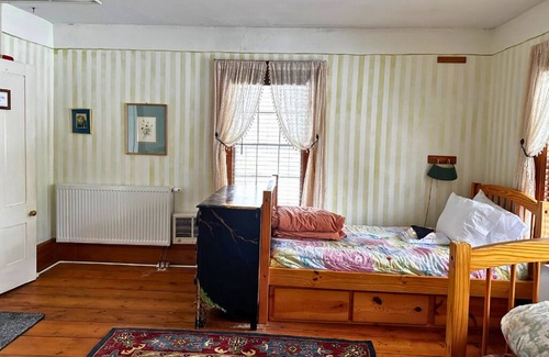Rowe Bed & Breakfast | Cozy Retreat in historic Farmhouse - Tranquility Room