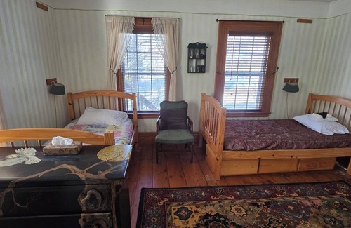 Rowe Bed & Breakfast | Cozy Retreat in historic Farmhouse - Tranquility Room