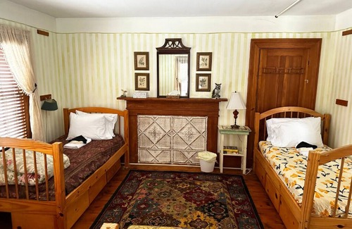 Rowe Bed & Breakfast | Cozy Retreat in historic Farmhouse - Tranquility Room