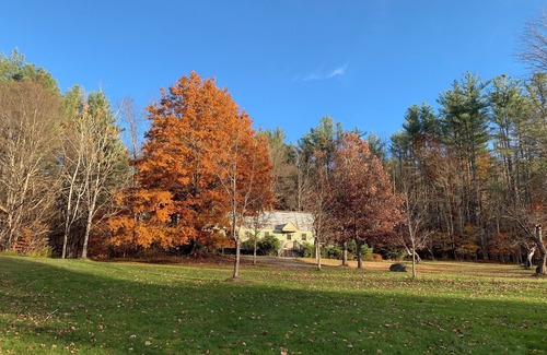 Rowe Bed & Breakfast | Cozy Retreat in the Berkshires - Cherry Room in Orchard Guest House