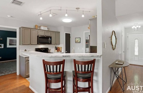McKinney House | Cozy Retreat | King Bed, Huge Yard, Outdoor Dining