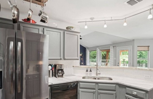 McKinney House | Cozy Retreat | King Bed, Huge Yard, Outdoor Dining