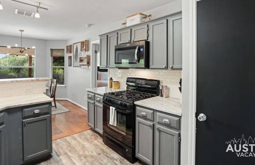McKinney House | Cozy Retreat | King Bed, Huge Yard, Outdoor Dining
