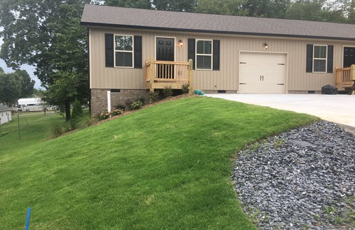 Cleveland House | Cozy Retreat King Bed & Kitchen Near Lee
