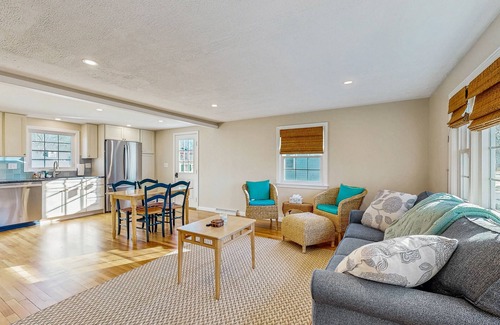 Teaticket House | Cozy retreat near beaches with washer/dryer, AC, games, patio & yard