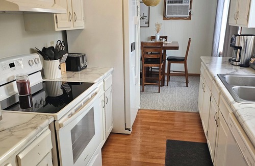 Lisbon House | Cozy Retreat near main street. Charming 3-bedroom house in lovely Lisbon.