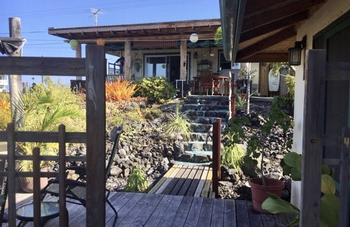 Captain Cook Apartment | Cozy retreat steps from the ocean with pool