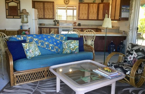 Captain Cook Apartment | Cozy retreat steps from the ocean with pool