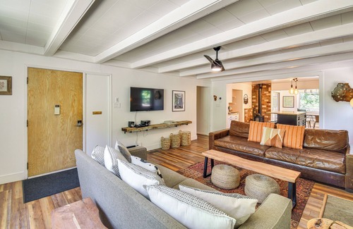Strawberry Cabin | Cozy Retreat w/Deck ~ 2 Mi to Pinecrest Lake!