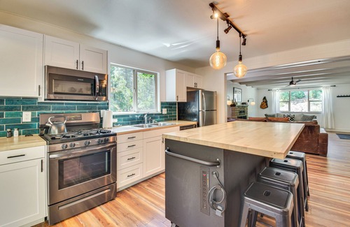 Strawberry Cabin | Cozy Retreat w/Deck ~ 2 Mi to Pinecrest Lake!